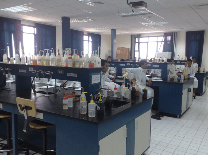 توجيهات عامة للطلاب في المختبرات الكيميائية